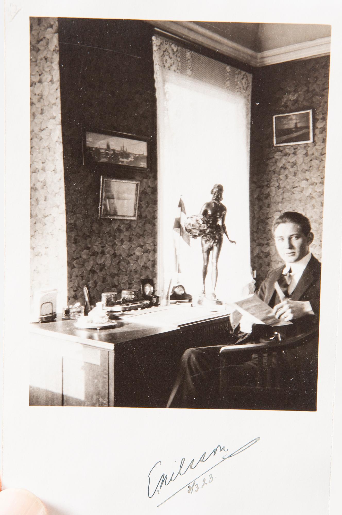 Paul Aichele, bordslampa signerad bronspatinerad metall.