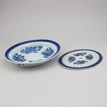 A blue and white 'Fitz Hugh' serving dish with strainer, Qing dynasty, Jiaqing (1796-1820).