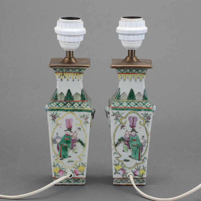 VASER/BORDSLAMPOR, ett par, porslin, Kina. 1900-tal.