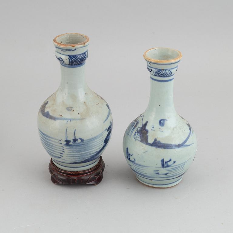 Two blue and white vases and a serving dish, late Qing dynasty, 19th Century.