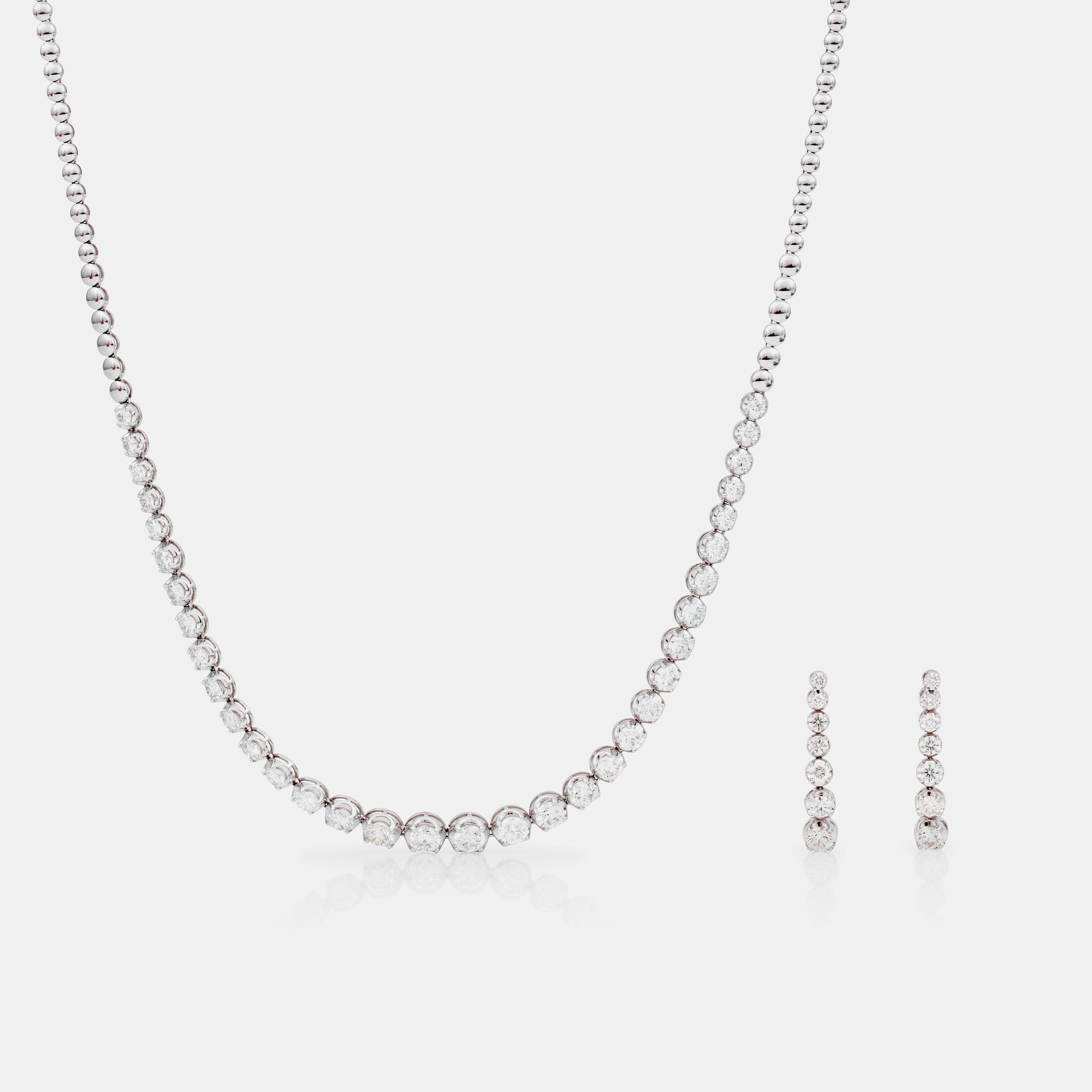 COLLIER samt ÖRHÄNGEN med briljantslipade diamanter i rivièremodell. Kvalitet ca G-H/SI.