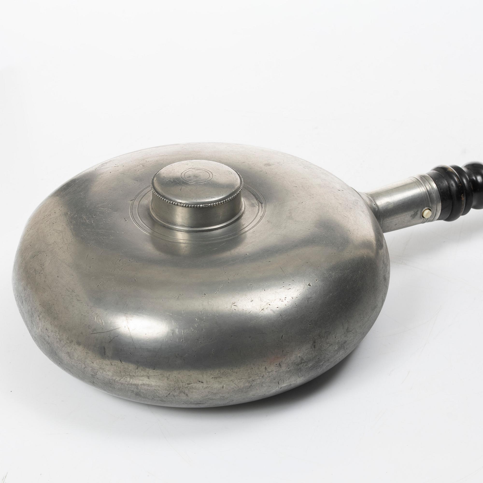 Sängvärmare, stämplad Nils  Abraham Santesson, Stockholm, 1861.