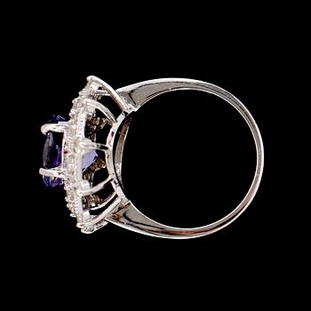 RING, 14 k vitguld, tanzanit 4.50 ct, 20 briljantslipade diamanter tot 0.80 ct. Jaqu De Lili, USA.