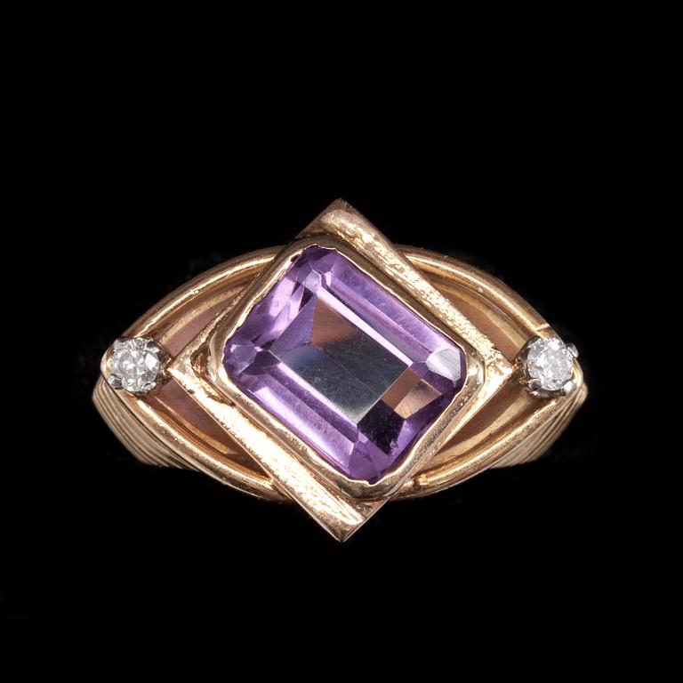 RING, 18k guld med fasettslipad ametist samt två små diamanter. Vikt 10 g.
