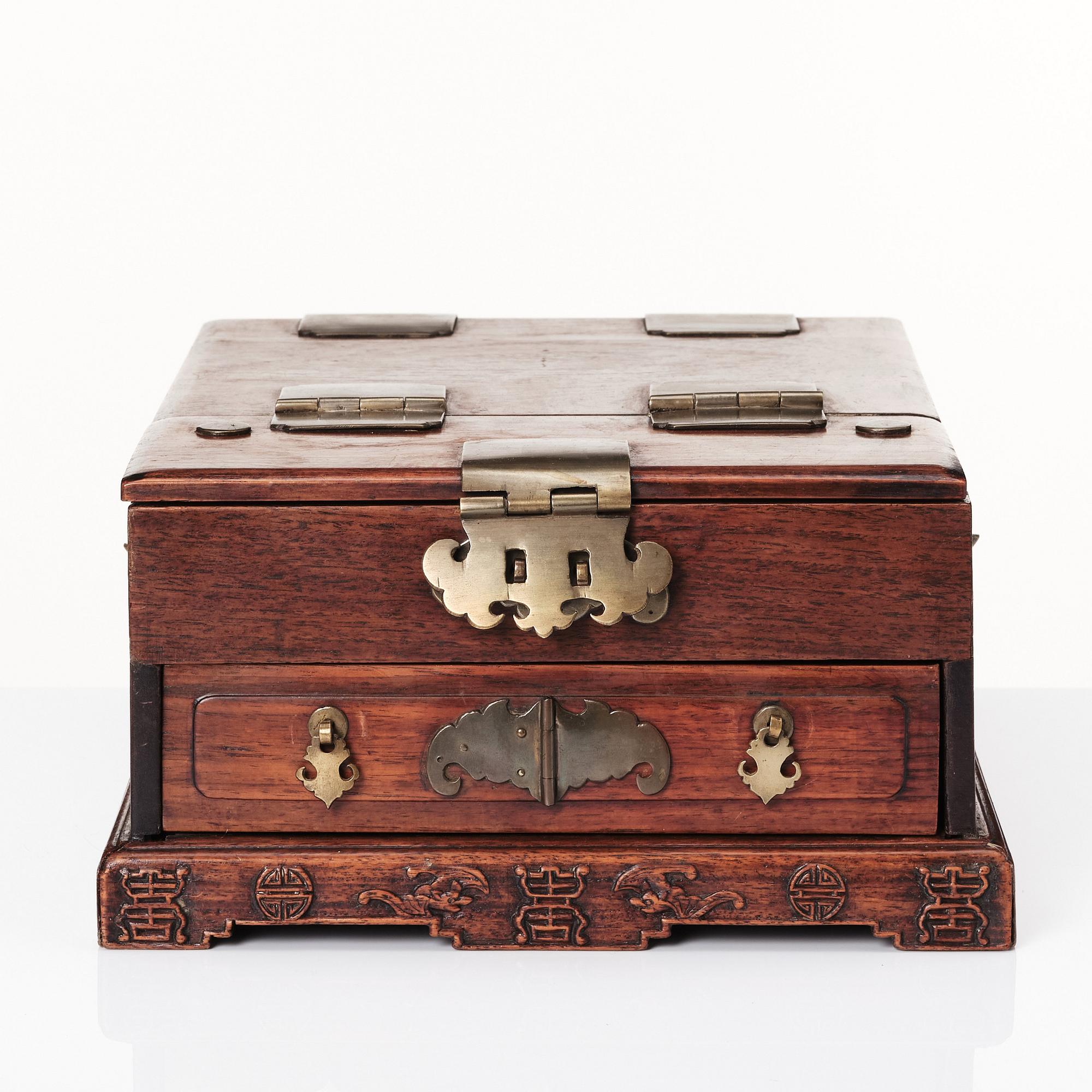 Schatull med spegel, hardwood. Sen Qingdynastin, 1800-tal.