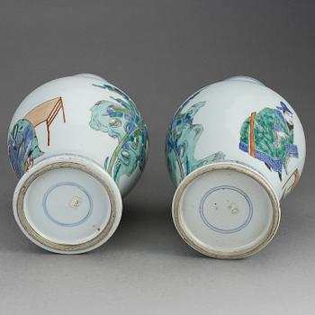 VASER, ett par, porslin, Kina. 1900-tal.