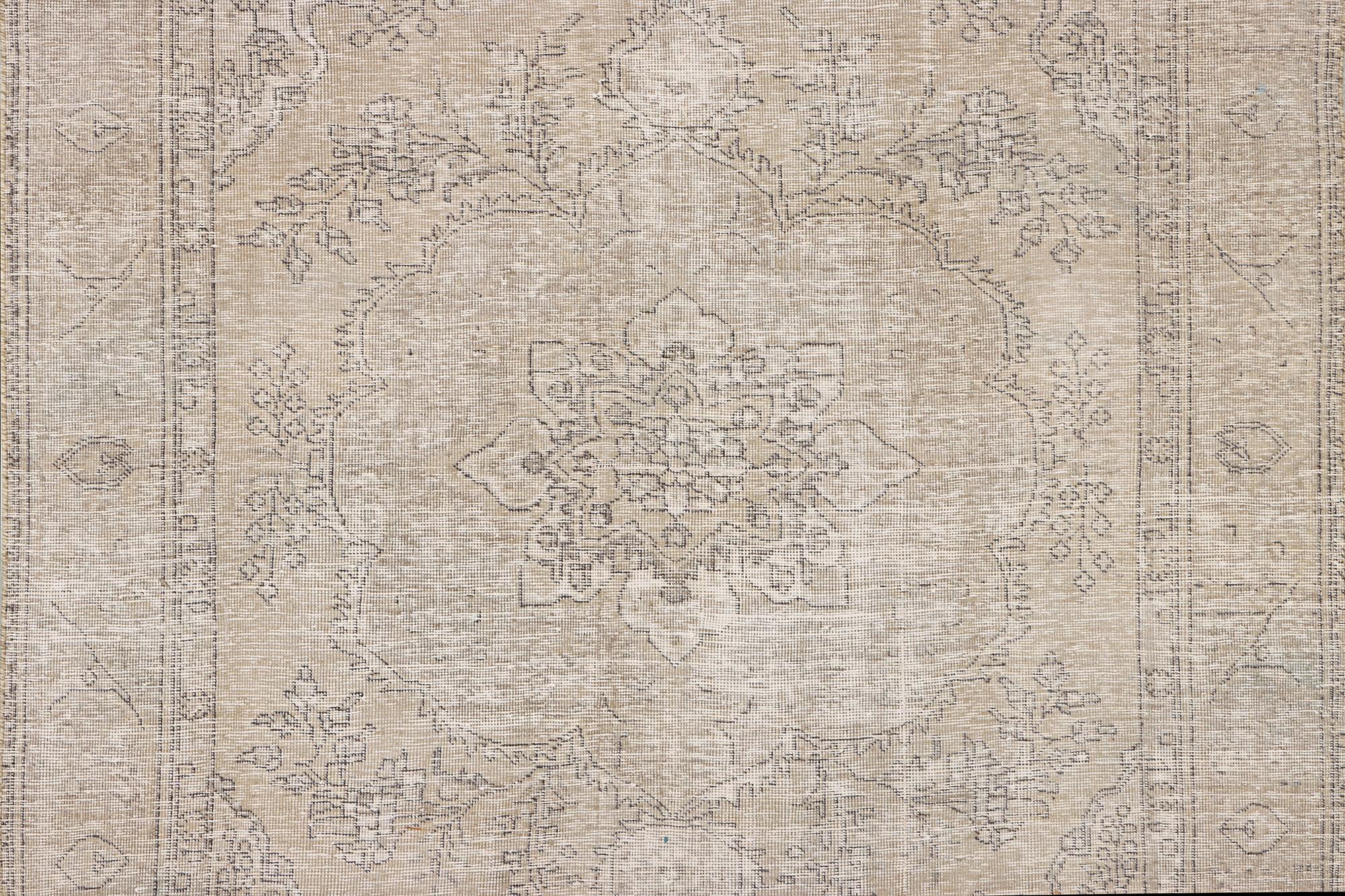 An oriental carpet, vintage design, c. 279 x 191 cm.