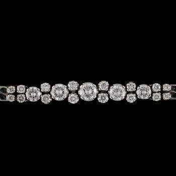 ARMBAND, 18 k vitguld med briljantslipade diamanter totalt ca 2.00 ct. Vikt ca 18 g.