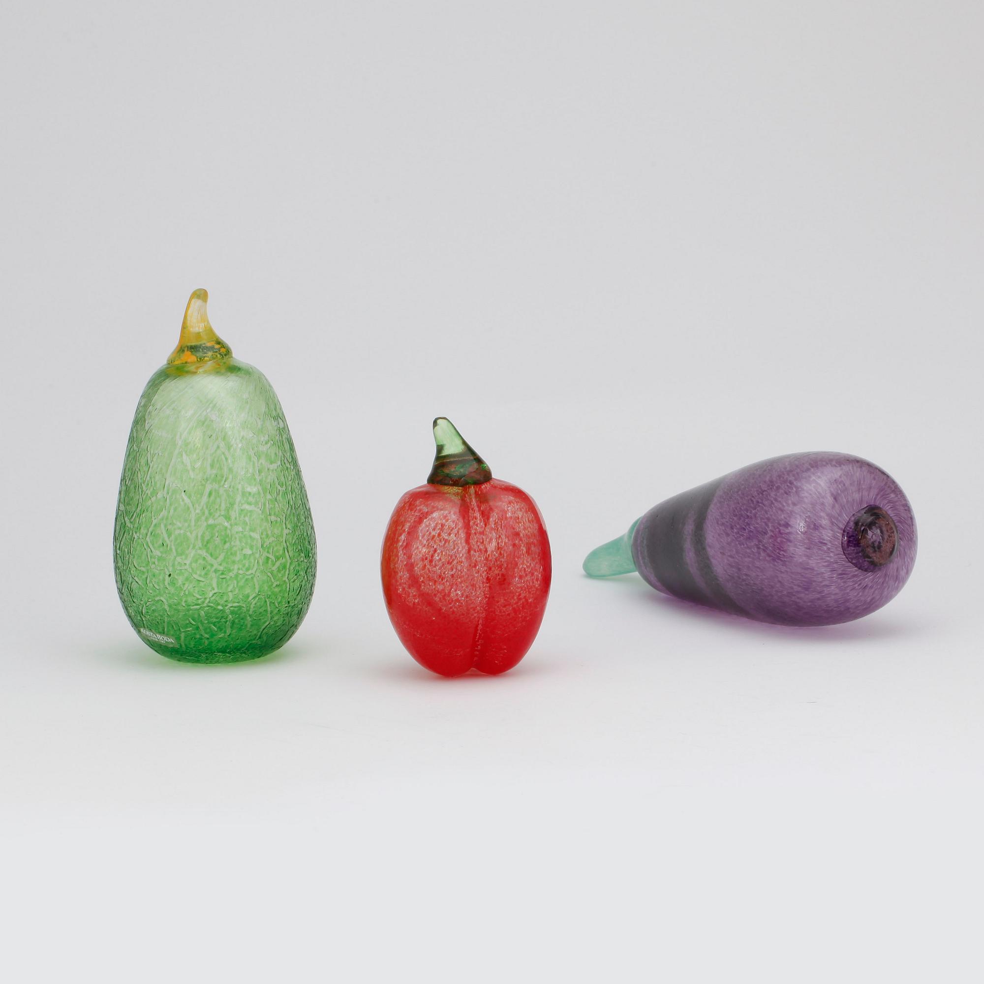 OBJEKT, 3 st, glas, Gunnel Sahlin, Kosta, Signerade och numrerade.