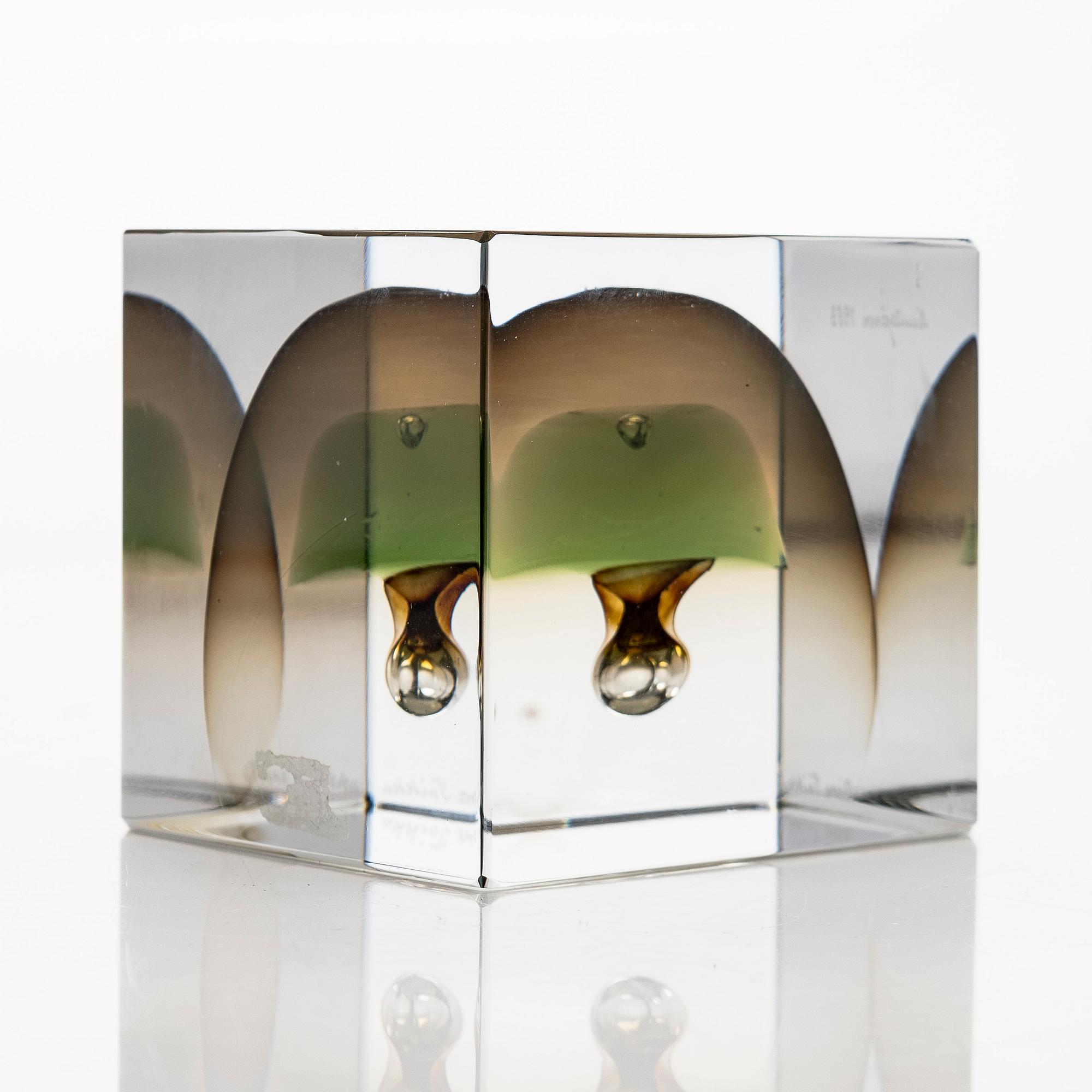 Oiva Toikka, An annual cube, signed Oiva Toikka Nuutajärvi 1983 and numbered 300/2000.