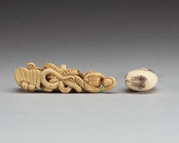 NETSUKES, två stycken, elfenben. Japan, Meiji.