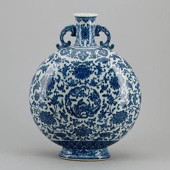 PILGRIMSFLASKA, porslin, Kina 1900-tal, modern tillverkning.