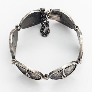 Jorma Laine, A silver bracelet "Face mask". Turun Hopea, Turku 1986.