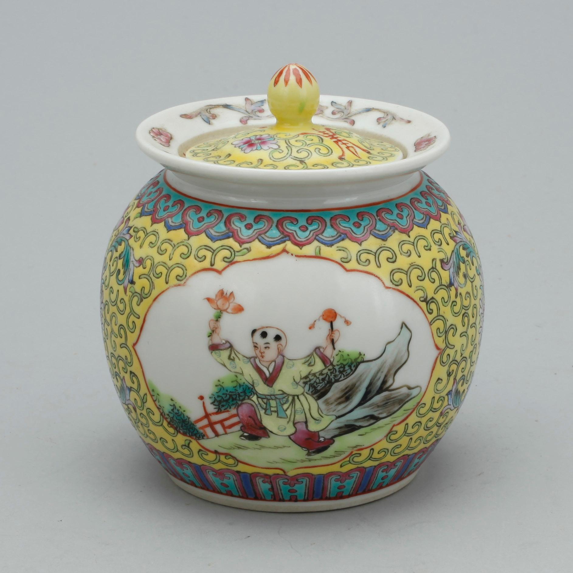 KRUKOR, 4 st, porslin, Kina, 1900-tal.