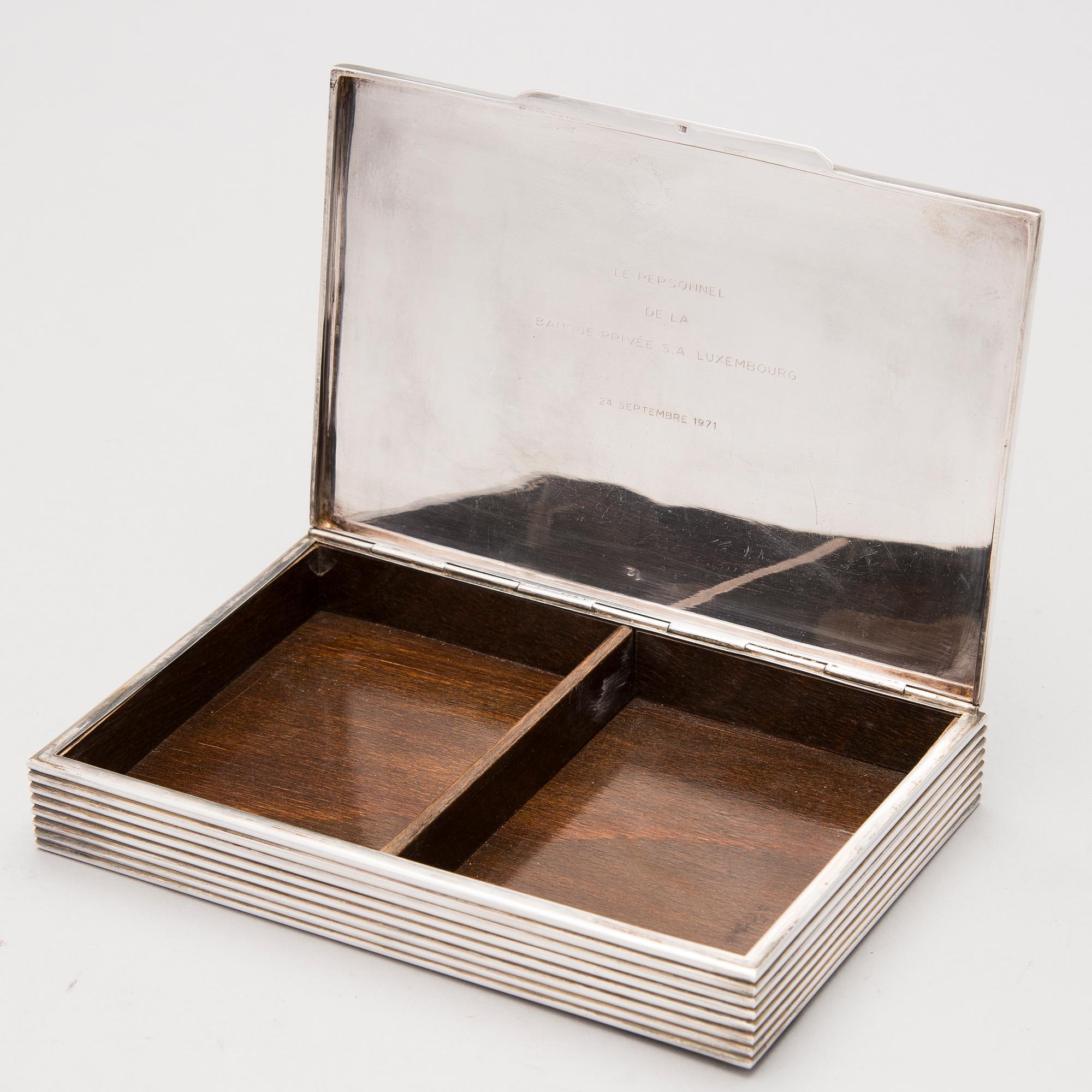A cigarette case in silver, Dutch import mark ZII.