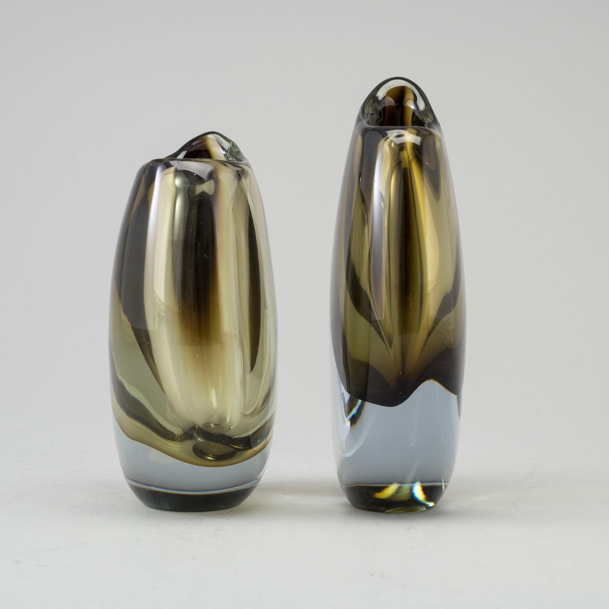 GUNNAR NYLUND, 2 glass vases, "Shark tooth", Strömbergshyttan.
