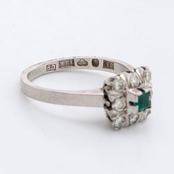 SET och 18K whitegold , emerald and brilliant-cut diamonds, 2 chains, 1 ring and 1 pendant.