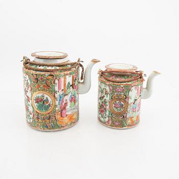 A set of two teapots and one serving dish Kanton China alter part of the 19th century.