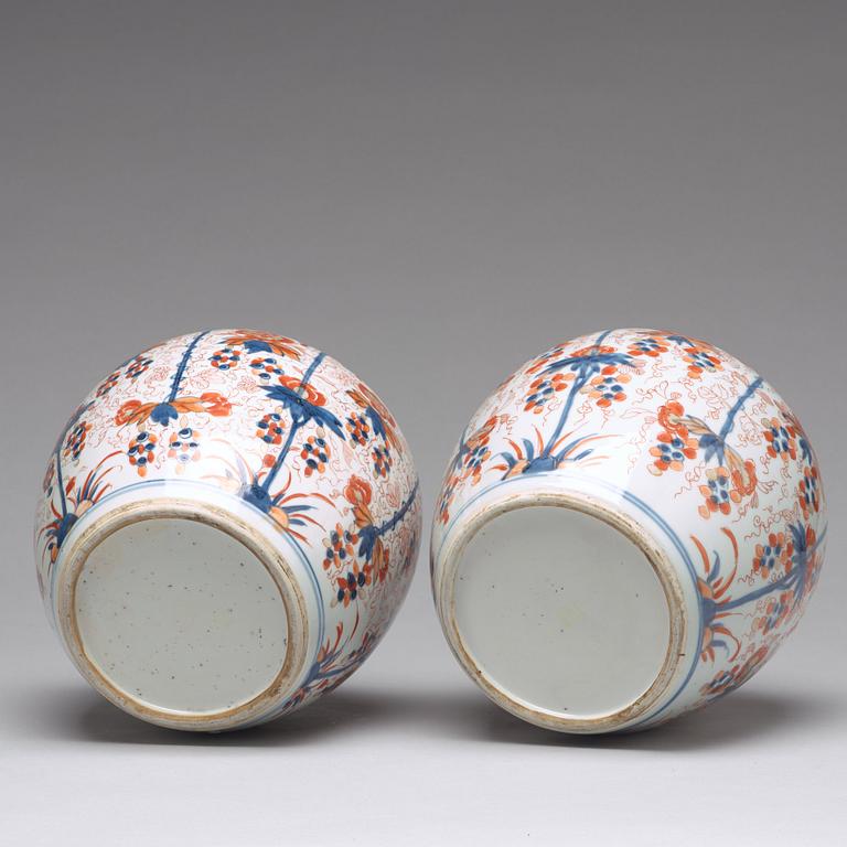 BOJANER, ett par, porslin. Qingdynastin, 1700-tal.