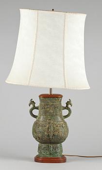 BORDSLAMPA, brons och trä, 1900-tal.