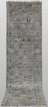 A Zigler Design runner carpet, 295 x 80 cm.