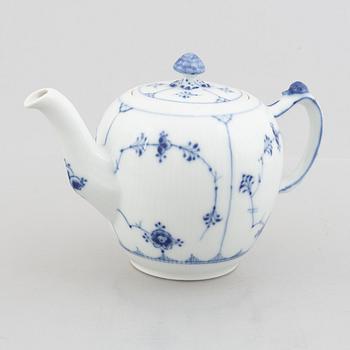 Tekanna, två kaffekoppar på fat, cremekopp och skrivställ, porslin, "Musselmalet", Royal Copenhagen, 1898-1923.