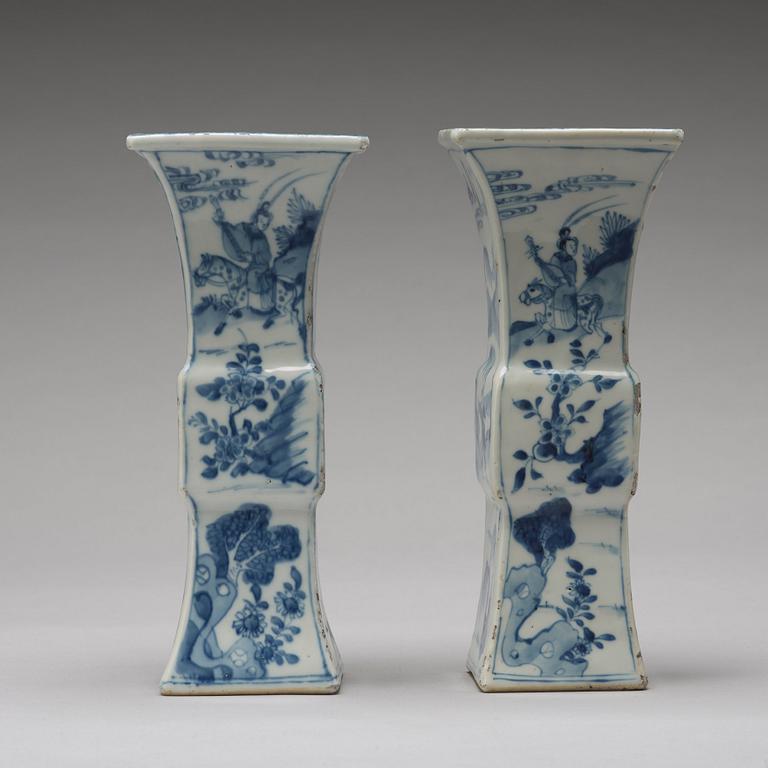 A pair of blue and white vases, Qing dynasty, Kangxi (1662-1722).