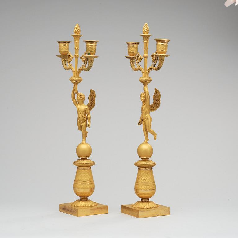 KANDELABRAR, för två ljus, ett par. Frankrike, 1800-talets början. Empire.