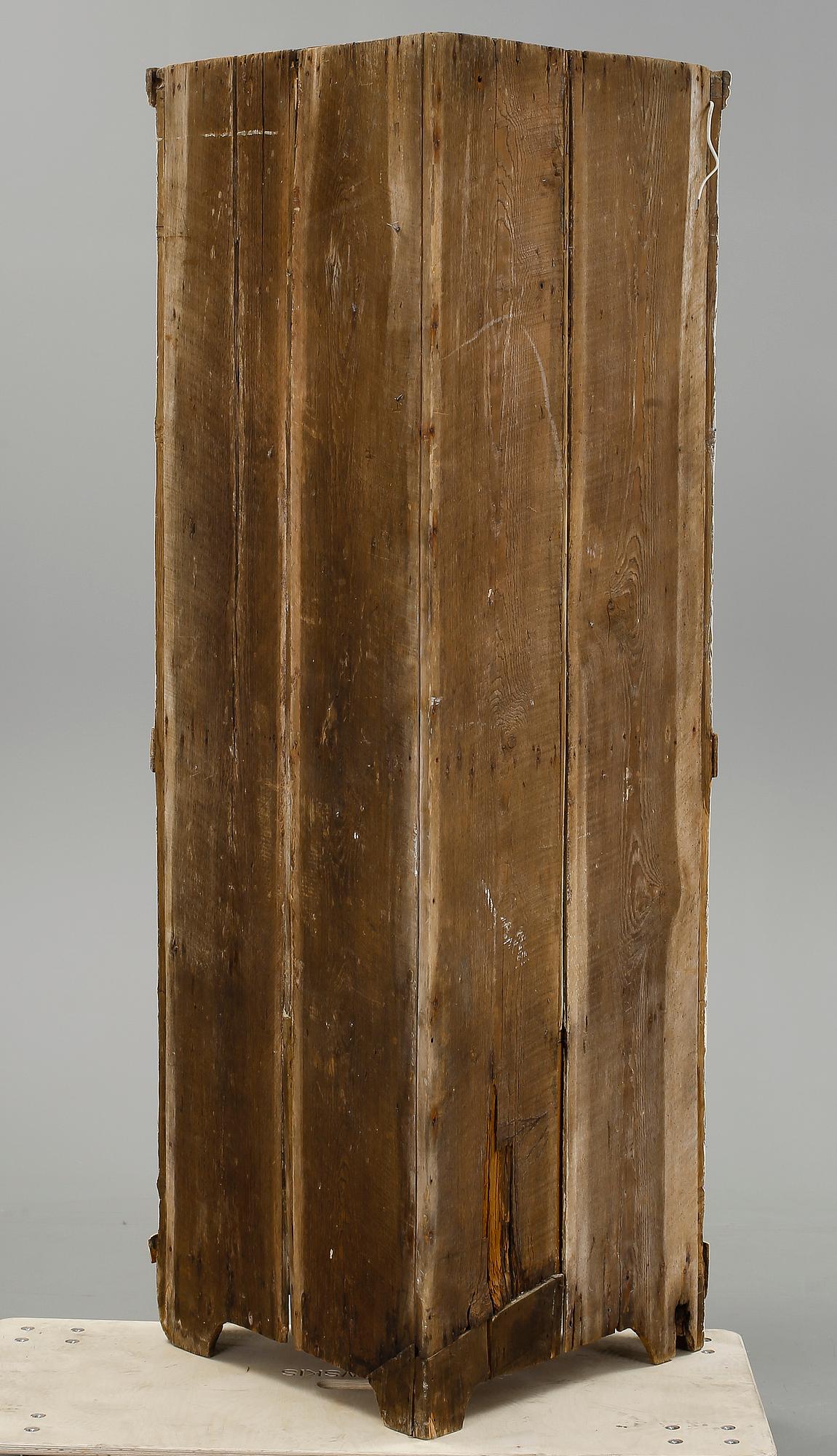 HÖRNSKÅP, allmoge, 1800-tal.