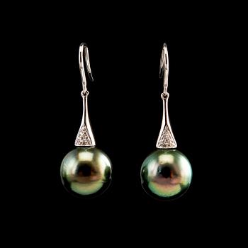 366. A PAIR OF EARRINGS, tahitian pearls 13 mm, brilliant cut diamonds c. 0.17 ct. 18K white gold. Length 3,5 cm.