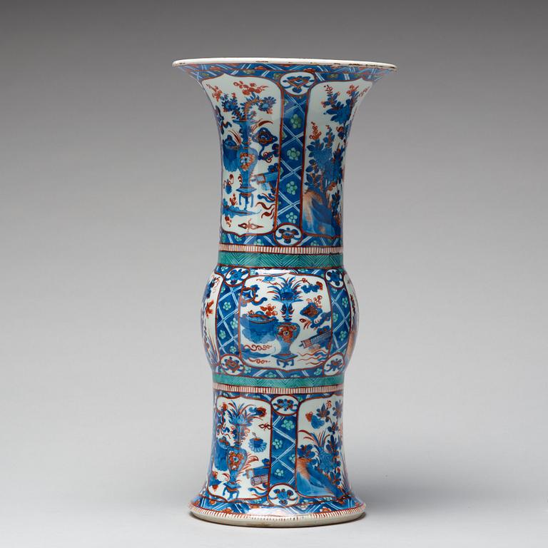 TRUMPETVAS, porslin. Qingdynastin, Kangxi (1662-1722).