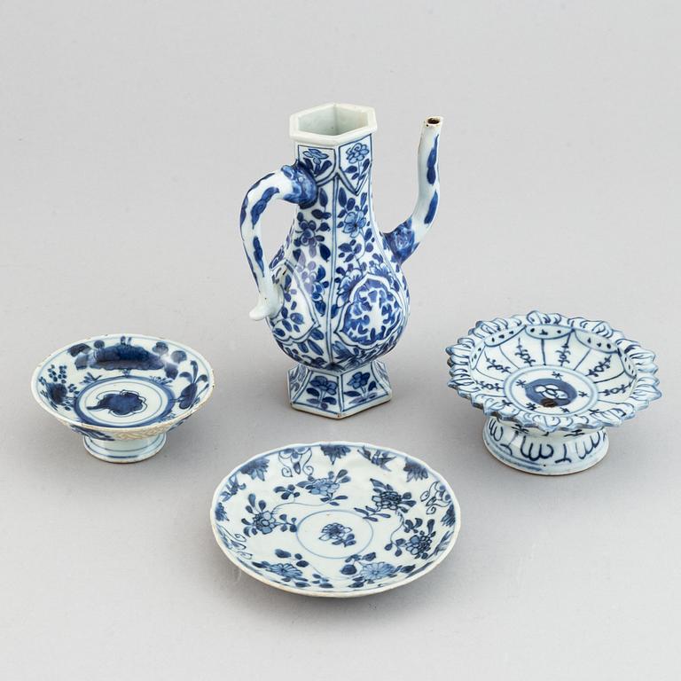 A group of four blue and white porcelain objects, Qing dynasty. 18-19th century.