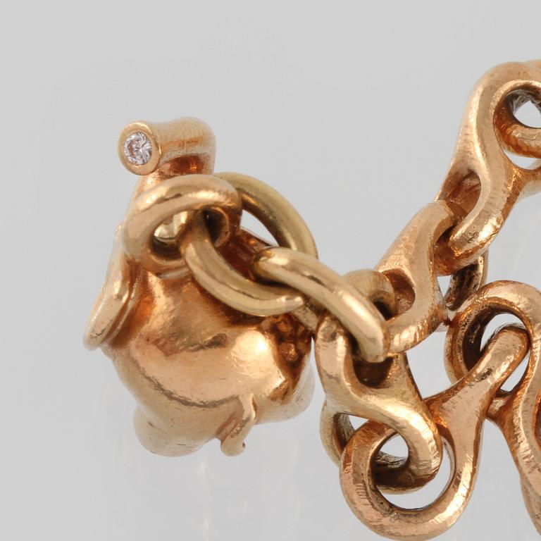 ARMBAND, 18K guld, en berlock med briljantslipad diamant, Ole Lynggaard.