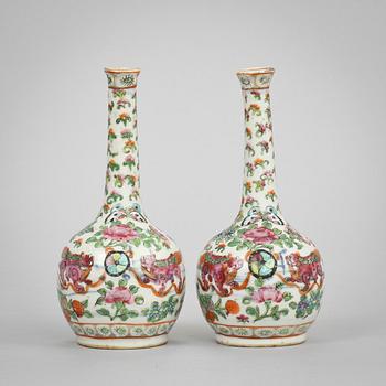 VASER, ett par, porslin, Kina. 1800/1900-tal.