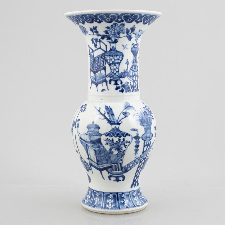 A Chinese blue and white porcelain vase, late Qing dynasty.