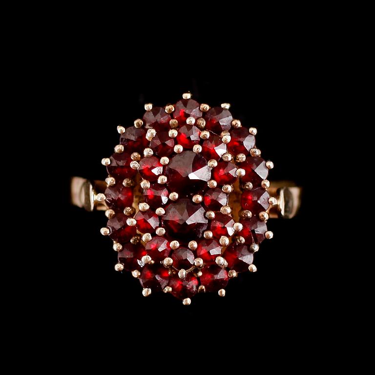 HALSBAND, RING SAMT ÖRHÄNGEN, 1 par, infattade med granater, 1900-talets mitt.