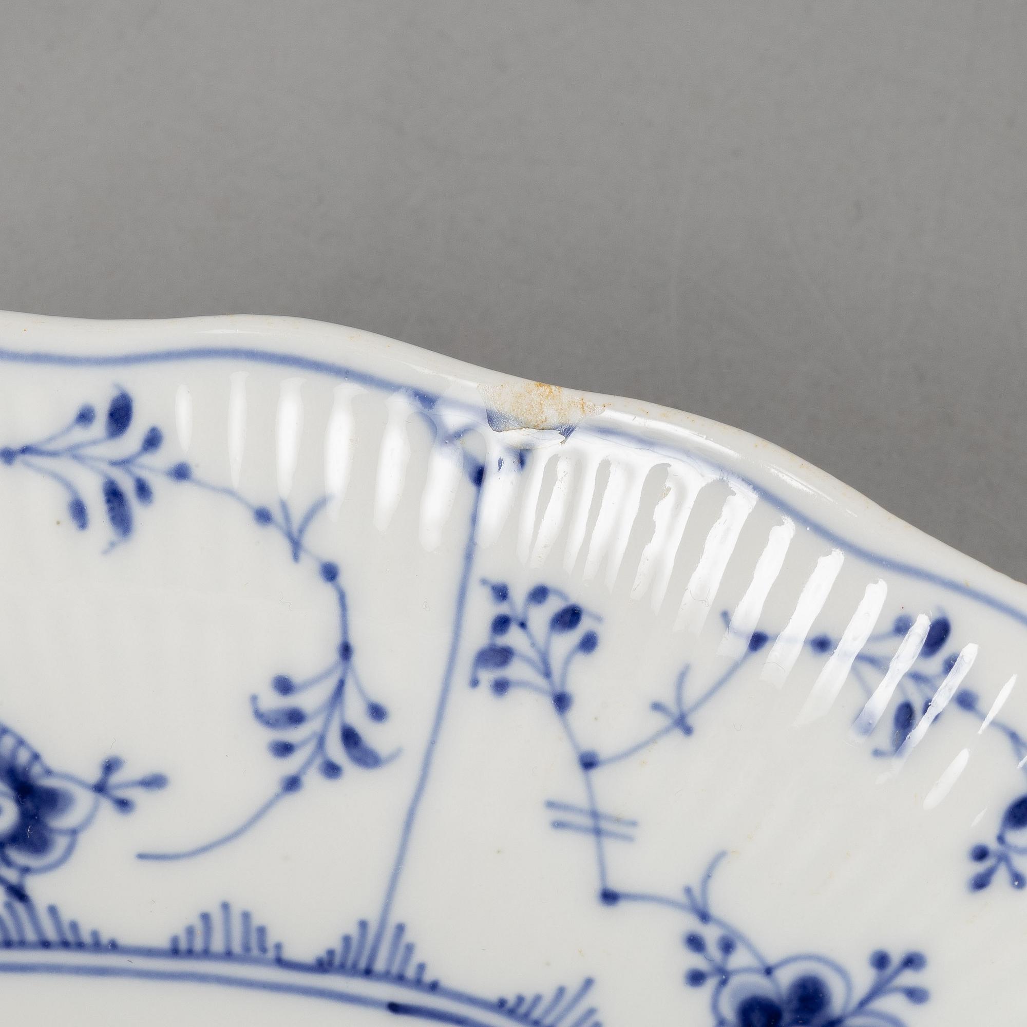 Royal copenhagen, servisdelar, 9 st, porslin, "Musselmalet" riflet, Danmark, delvis 1898-1923.