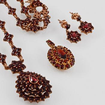 HÄNGE, ÖRHÄNGEN SAMT COLLIER, förgyllt silver med fasettslipade granater.