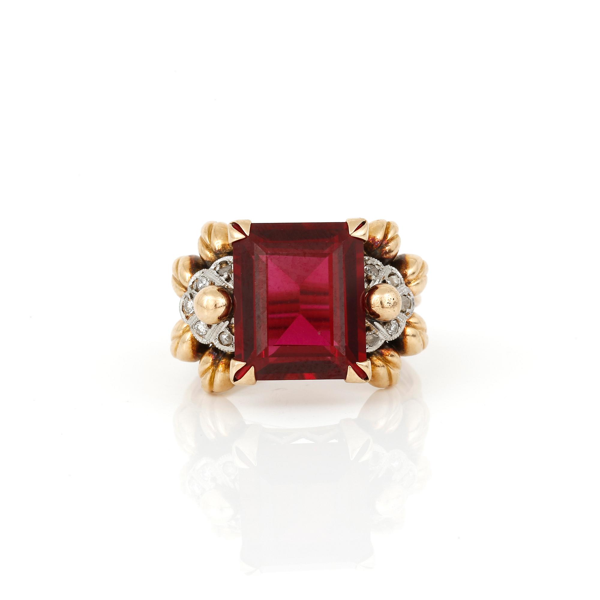 RING, 18K guld med trappslipad syntetisk rubin, tot ca 7,78 ct och små diamanter, 1900-tales mitt. Total vikt ca 6,11 g.