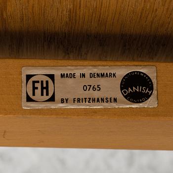 ARNE JACOBSEN, "Oxford" sidobord. Fritz Hansen, Danmark.