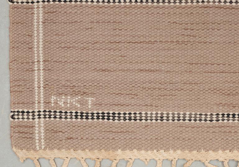 CARPET. Flat weave (rölakan). 302 x 201 cm. Signed NKT.