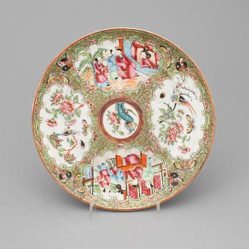 TALLRIKAR, 2 st samt VAS, porslin, Kanton, Kina,1800-tal.