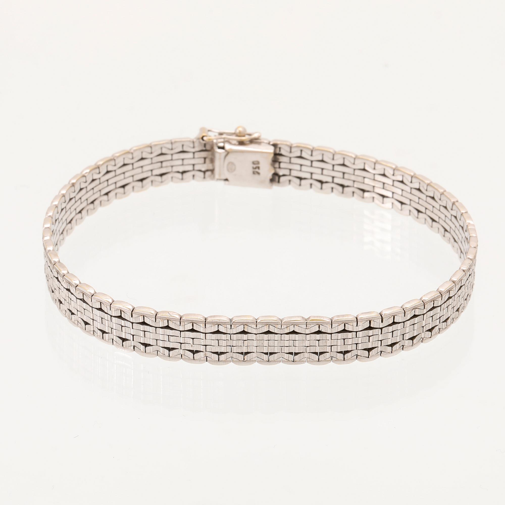 An 18K white gold bracelet.