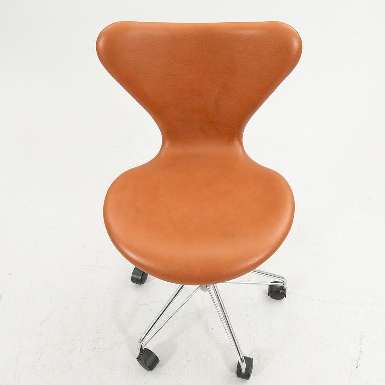 Arne Jacobsen, Office chair, model 3117, "The Seven", Fritz Hansen, Denmark.