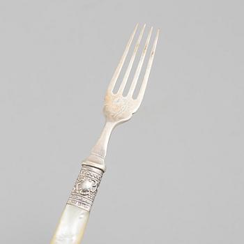 William Yates, fruit knives, 12 + 12 pcs, silver and mother-of-pearl, Sheffield, England 1899.