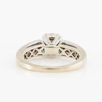 Ring 14K white gold set with a round brilliant-cut diamond, as well as princess-cut and baguette-cut diamonds.