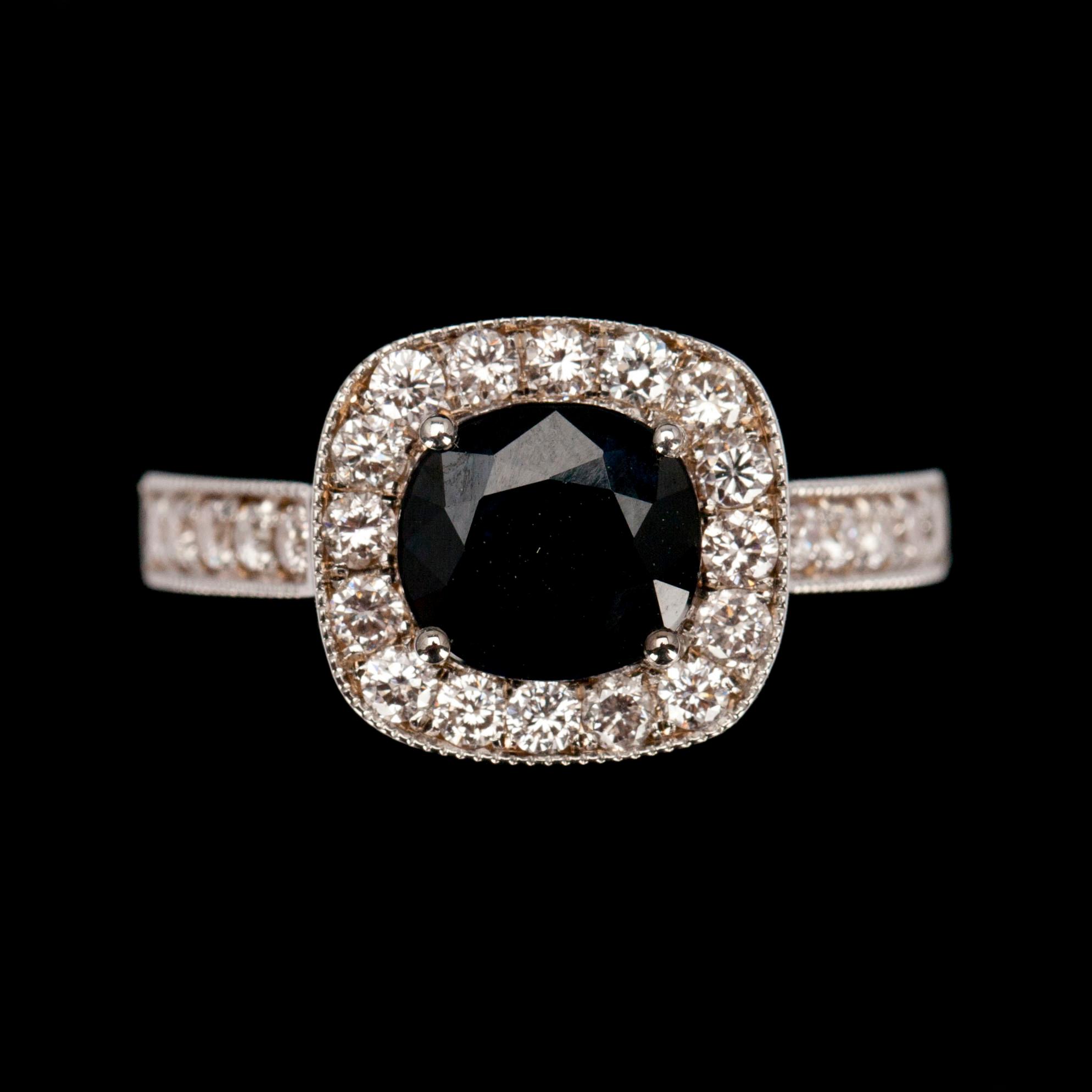 RING, vitguld 14K, fasettslipad safir 1,51 ct, briljantslipade diamanter tot. 0,58 ct. Vikt 5,3 g.