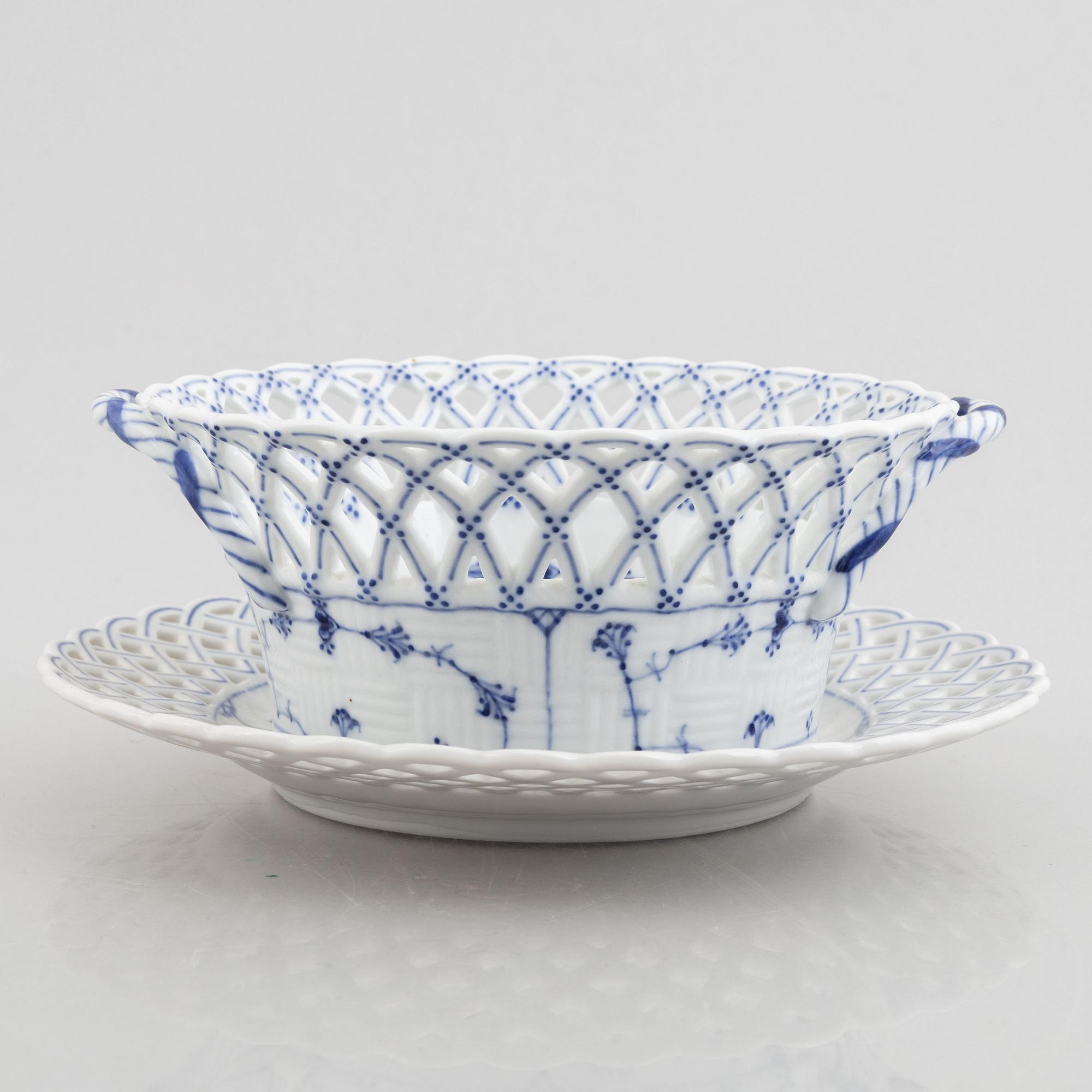 A 'Blue Fluted' / 'Musselmalet' porcelain fruit basket with stand, Royal Copenhagen, 19th century.