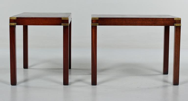 SIDOBORD, ett par, engelsk stil, 1900-talets andra hälft.