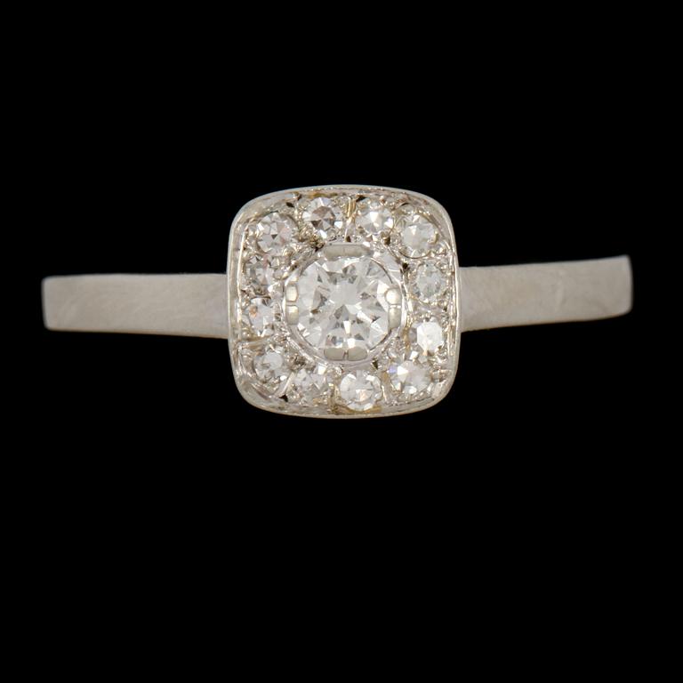 RING 18k vitguld, en briljantslipad diamant och 12 åttkantslipade diamanter, Gustav Dahlgren & Co Malmö, 1963. Vikt 3 g.